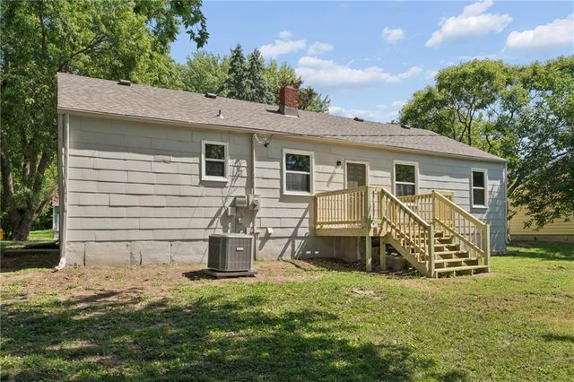 1211 NE 67th Place, Gladstone, MO 64118