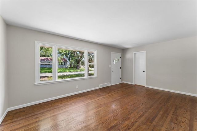 1211 NE 67th Place, Gladstone, MO 64118