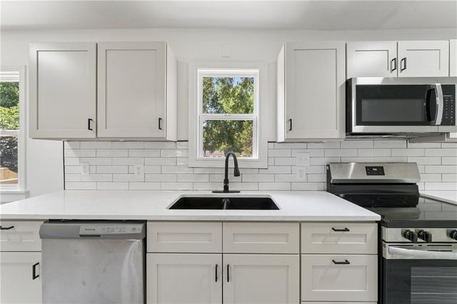 1211 NE 67th Place, Gladstone, MO 64118