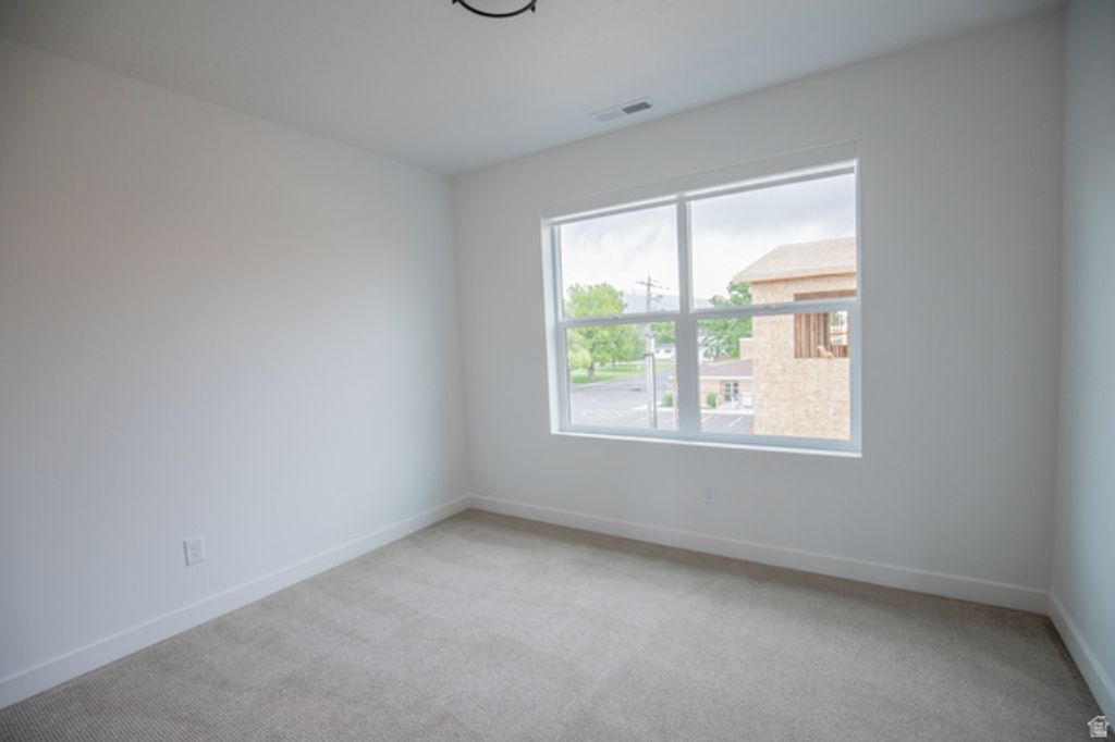 Image 6 of property listing at 3784 GRAPE IVY CT #105, Millcreek, UT 84106