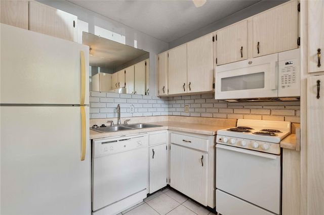 10455 CARROLLBROOK COURT 114, Tampa, FL 33618
