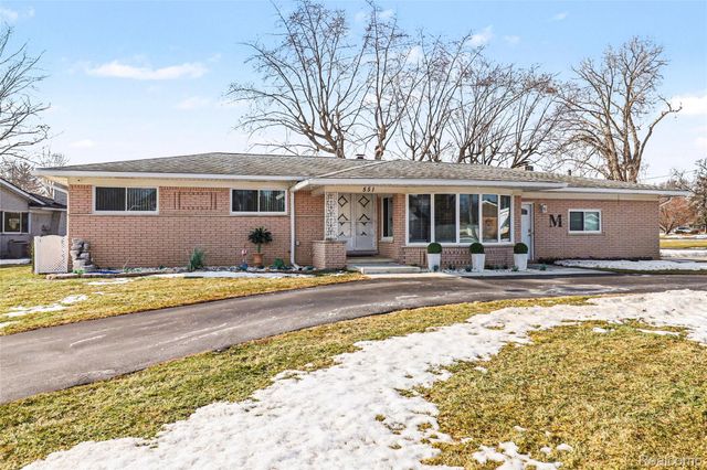 551 Berry Patch Lane, White Lake Charter Township, MI 48386