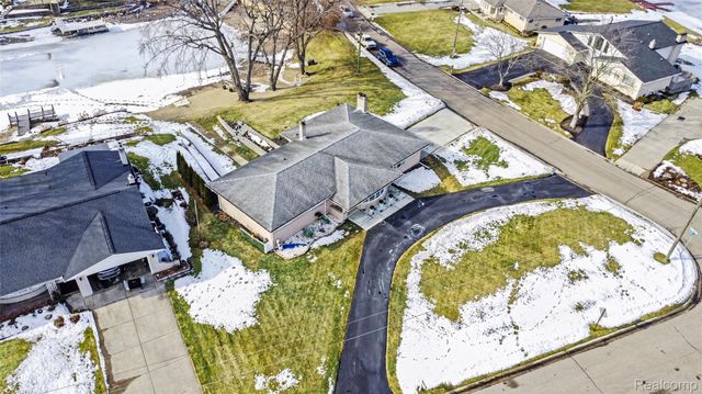 551 Berry Patch Lane, White Lake Charter Township, MI 48386