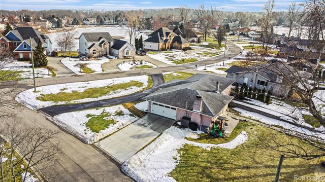 551 Berry Patch Lane, White Lake Charter Township, MI 48386