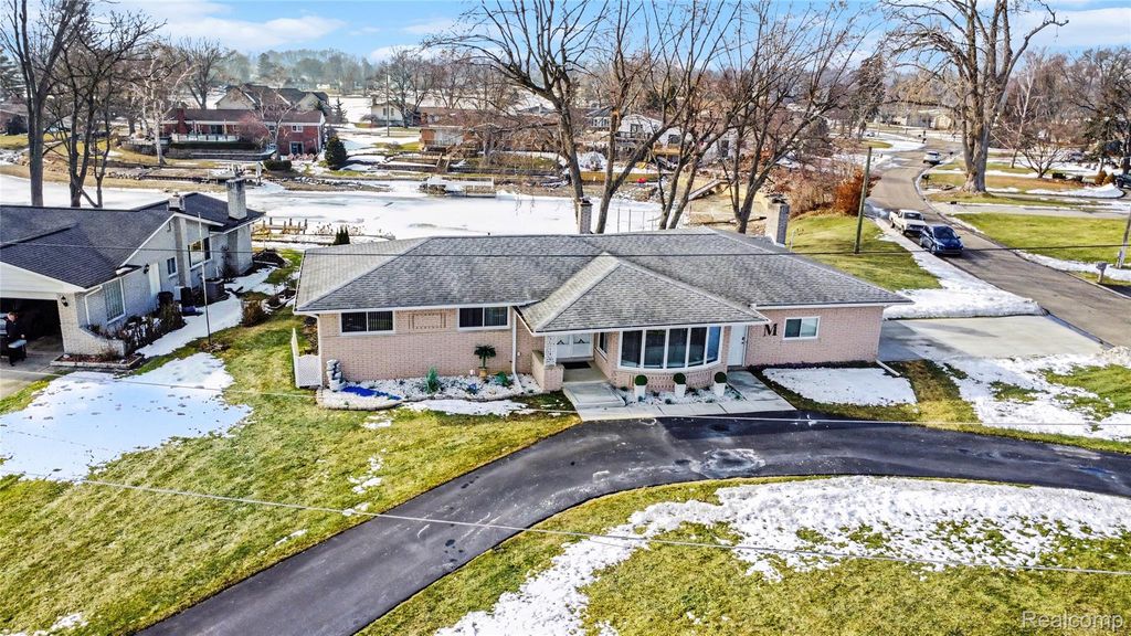 551 Berry Patch Lane, White Lake Charter Township, MI 48386