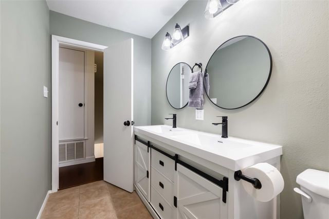 1703 Waterloo TRL B, Austin, TX 78704