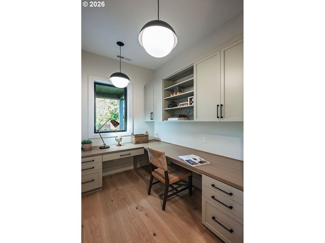 17615 BRYANT Rd, Lake Oswego, OR 97035