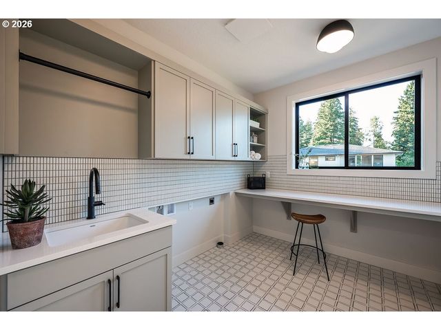 17615 BRYANT Rd, Lake Oswego, OR 97035