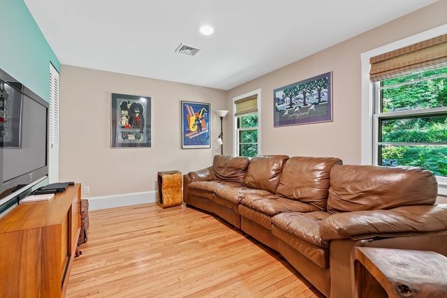 42 Temple Road, Wellesley, MA 02482