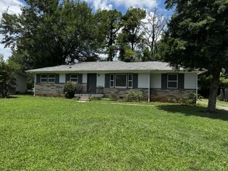 1018 Lawndale Dr, Murfreesboro, TN 37129