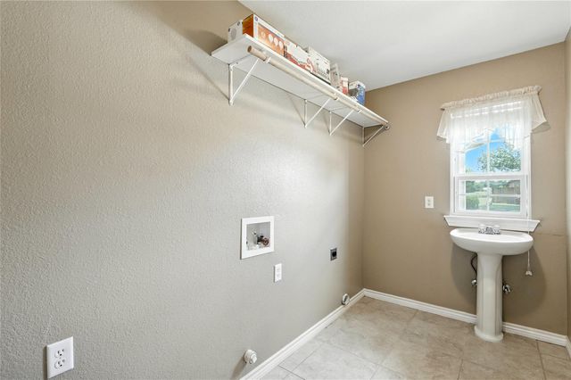 100 Davis CT, Thorndale, TX 76577