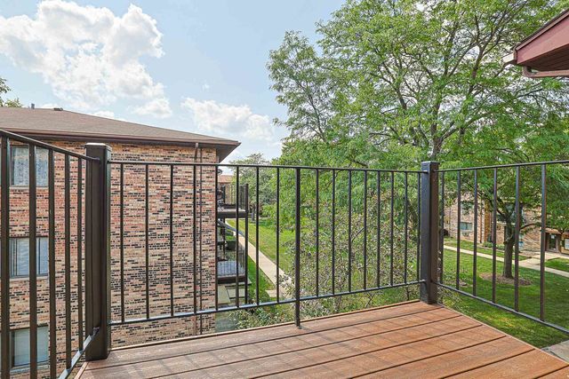 210 KLEIN CREEK Court 5E, Carol Stream, IL 60188
