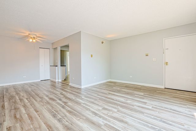 210 KLEIN CREEK Court 5E, Carol Stream, IL 60188