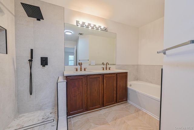 11 Northwood Blvd, Central Islip, NY 11722