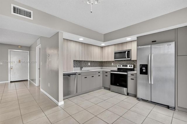 8065 SW 107th Avenue 106, Miami, FL 33173