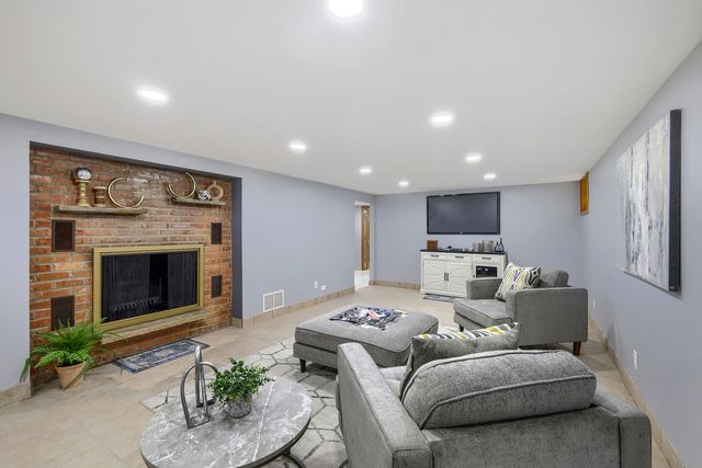 1325 E Lake Avenue, Glenview, IL 60025