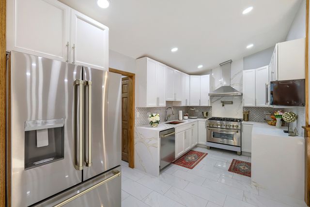 1325 E Lake Avenue, Glenview, IL 60025