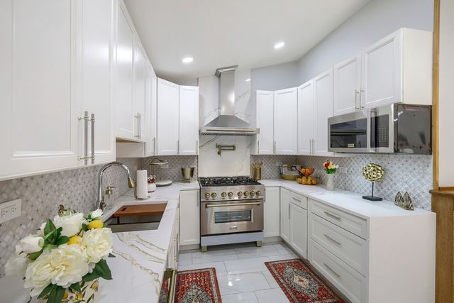 1325 E Lake Avenue, Glenview, IL 60025