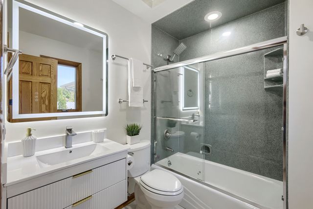 1325 E Lake Avenue, Glenview, IL 60025