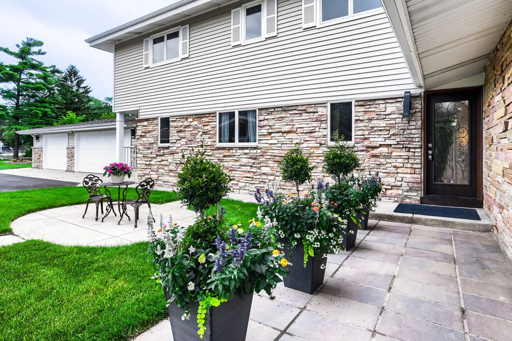 1325 E Lake Avenue, Glenview, IL 60025