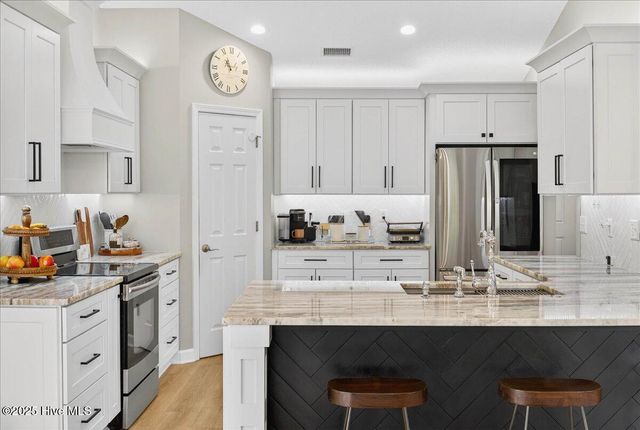 14 Calabash Lakes Boulevard, Calabash, NC 28467