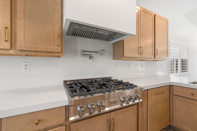 76 Sutton Place S, Palm Desert, CA 92211