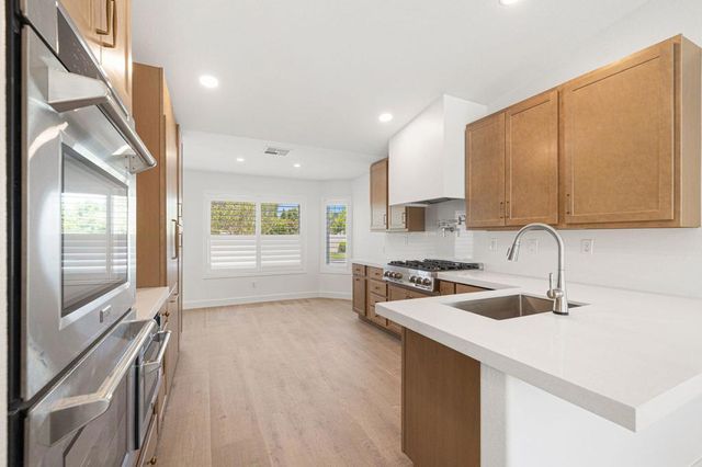 76 Sutton Place S, Palm Desert, CA 92211