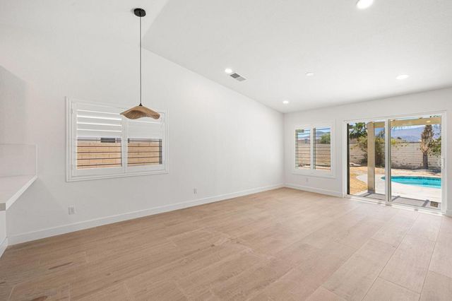 76 Sutton Place S, Palm Desert, CA 92211