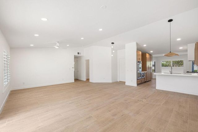 76 Sutton Place S, Palm Desert, CA 92211