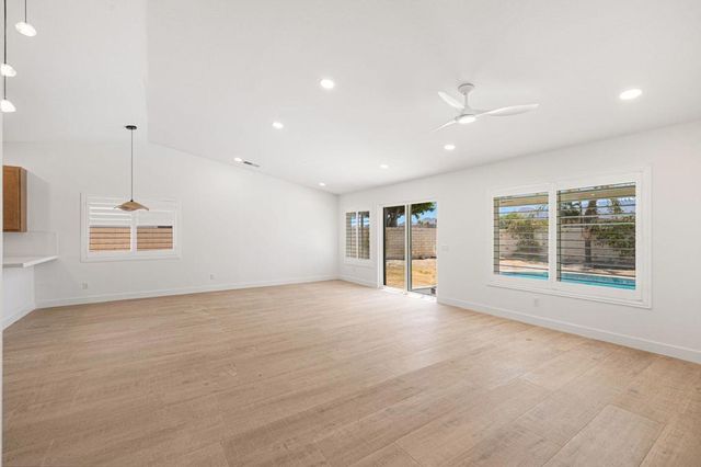 76 Sutton Place S, Palm Desert, CA 92211