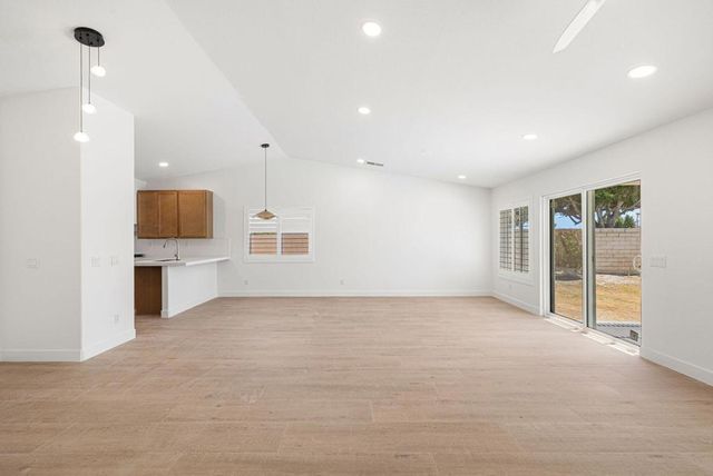 76 Sutton Place S, Palm Desert, CA 92211