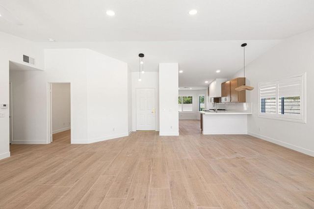76 Sutton Place S, Palm Desert, CA 92211