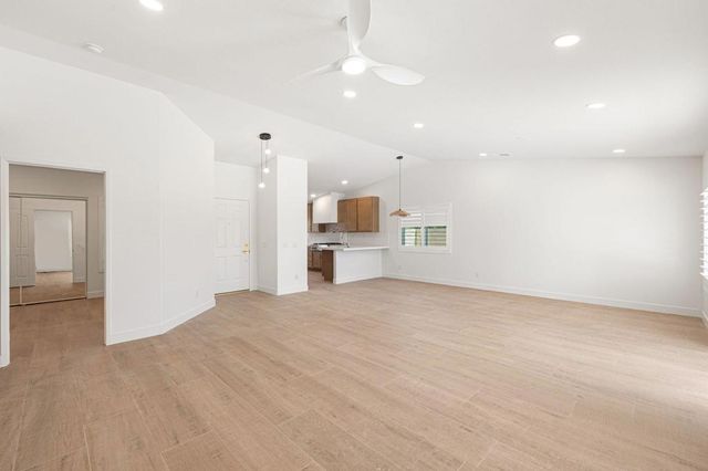 76 Sutton Place S, Palm Desert, CA 92211
