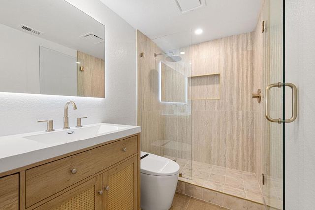 76 Sutton Place S, Palm Desert, CA 92211
