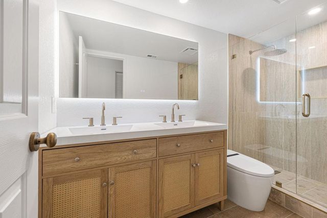 76 Sutton Place S, Palm Desert, CA 92211