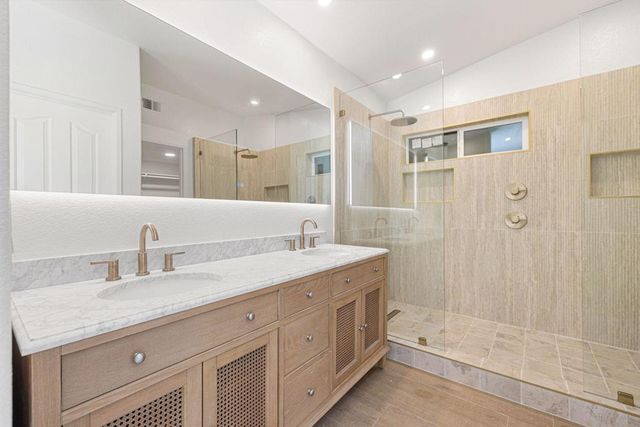 76 Sutton Place S, Palm Desert, CA 92211