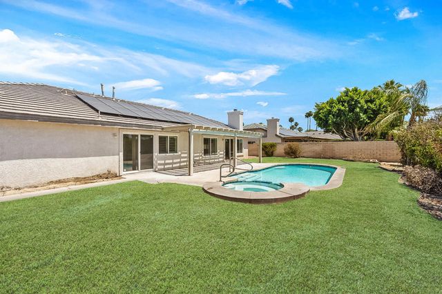 76 Sutton Place S, Palm Desert, CA 92211