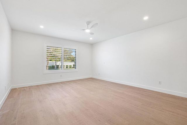 76 Sutton Place S, Palm Desert, CA 92211