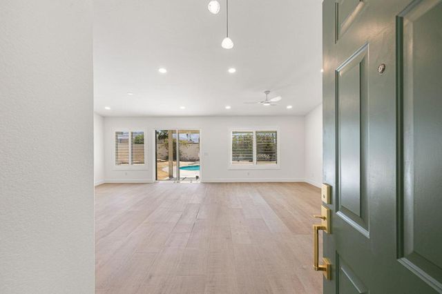 76 Sutton Place S, Palm Desert, CA 92211