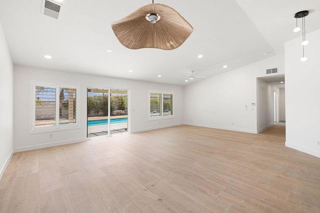 76 Sutton Place S, Palm Desert, CA 92211