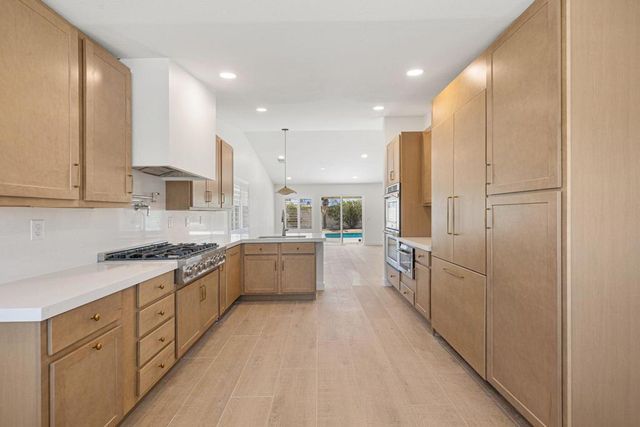 76 Sutton Place S, Palm Desert, CA 92211