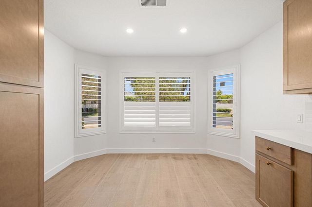 76 Sutton Place S, Palm Desert, CA 92211