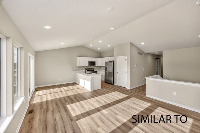4388 Honey Bee Ridge, Des Moines, IA 50317