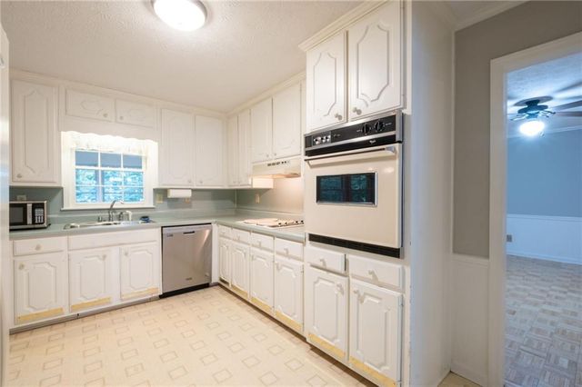 2761 Brackenwood Drive, Snellville, GA 30039