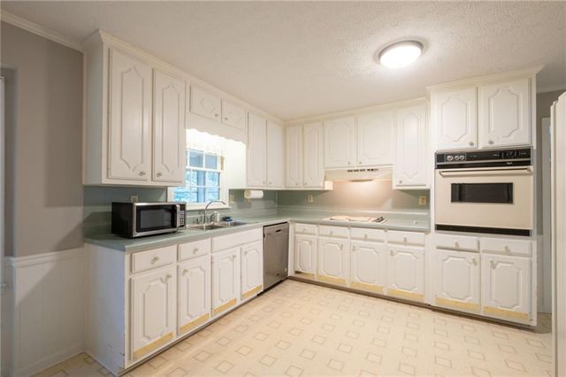 2761 Brackenwood Drive, Snellville, GA 30039