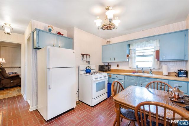 33 Laurel Place, West Caldwell, NJ 07006