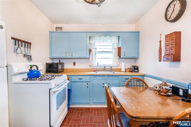 33 Laurel Place, West Caldwell, NJ 07006