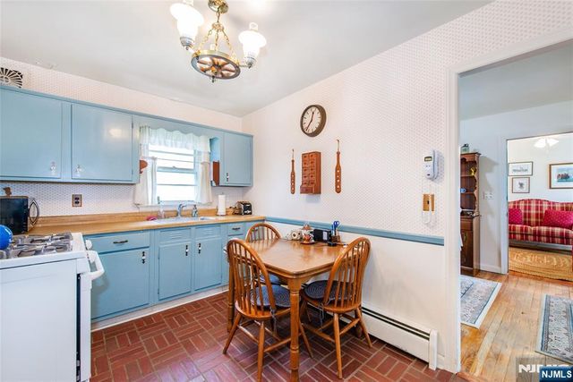 33 Laurel Place, West Caldwell, NJ 07006