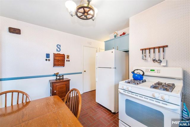 33 Laurel Place, West Caldwell, NJ 07006