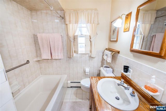 33 Laurel Place, West Caldwell, NJ 07006